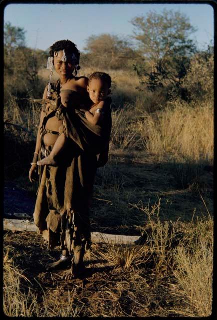 Children, Mothers nursing babies: /Gasa (wife of /Qui, brother of Gao, headman of Band 2) with her child, //Kushay
