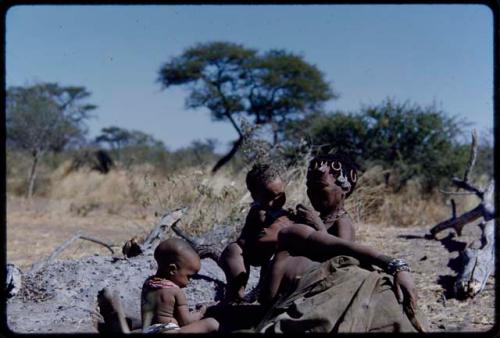 Children, Mothers nursing babies: !Ungka (sister of ≠Toma) grooming !U, with Sa≠gai and !Ungka Norna sitting next to her