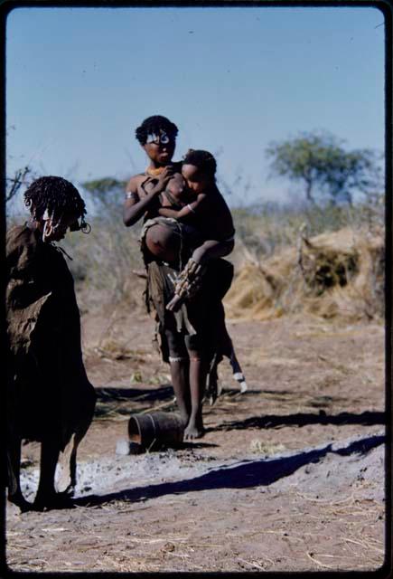 Children, Carrying: //Kushay (wife of "/Qui Navel") carrying her son, "Little ≠Gao"