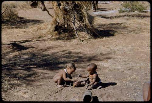 Children, Groups, play: !Ungka Norna and Sa≠gai playing with veldkos