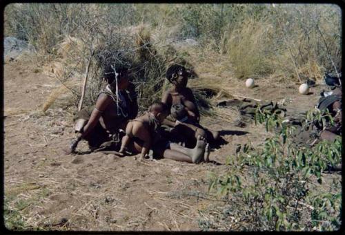 Children, Norna: People participating in a haircutting ceremony, including !U with !Ungka Norna and !Ungka (sister of ≠Toma) with her daughter Sa≠gai