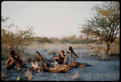 Wood: ≠Toma and "Gao Medicine" eating with a group of people next to a fire