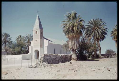 Expedition, Metzger: Church with palm trees next to it