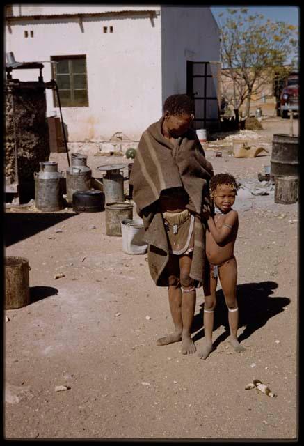 Expedition, Metzger: Woman standing with her daughter, at Fritz Metzger's farm