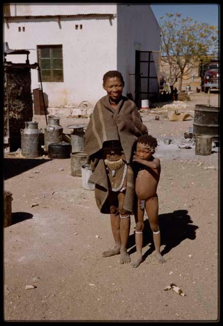 Expedition, Metzger: Woman standing with her daughter, at Fritz Metzger's farm