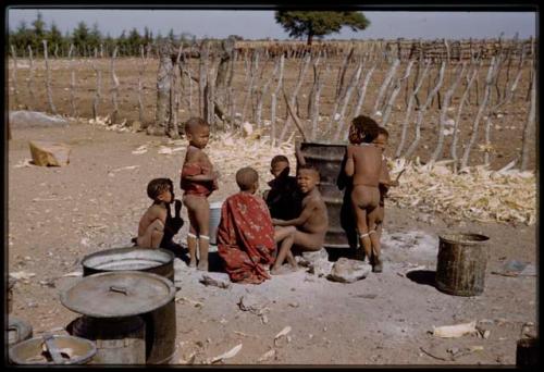 Expedition, Metzger: Group of children sitting and standing next to metal barrels