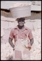 Expedition, Metzger: Man balancing a tub of corn on his head