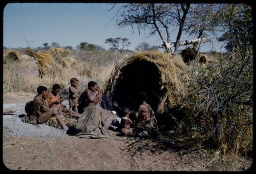 "/Qui Hunter" sitting with family and visitors in front of his skerm