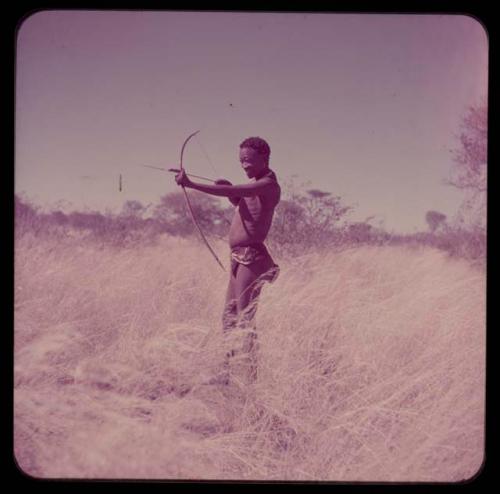 Arrows: Bo (father of /Gunda) wearing an extra skin for holding arrows at his waist, demonstrating how to hold a bow