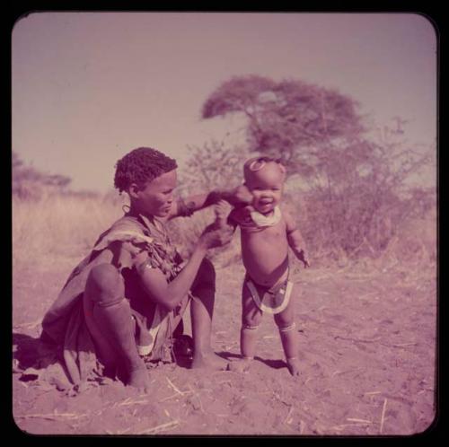 Children, Mother and children: ≠Nisa (//Ao's wife) sitting, with Khuan//a standing next to her