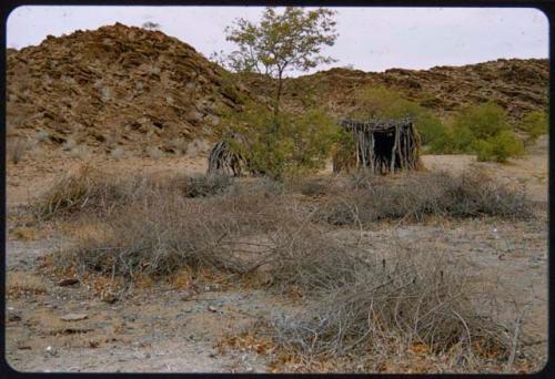 Abandoned skerms, distant view