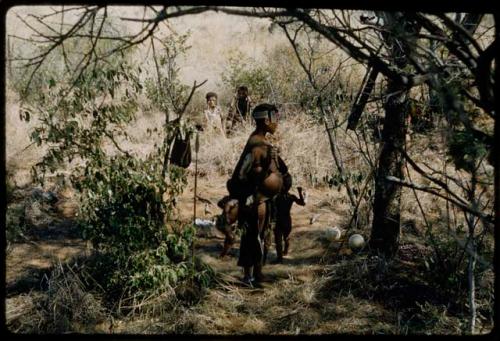 Skerm: //Kushay (second wife of "Gao Helmet") standing with children in their living place with no skerm