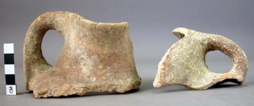 Potsherd that gives same appearance as that of lily vase; 1 plain potsherd