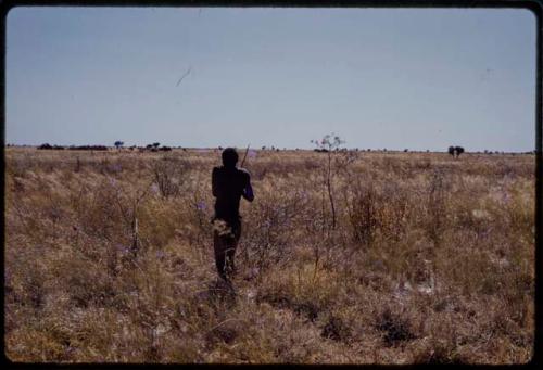 /Gishay with a bow, seen from behind