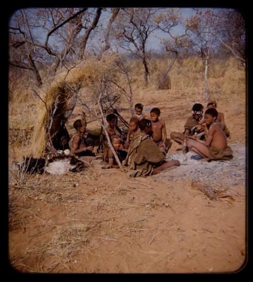 Skerm: Group of people sitting near a windbreak type of skerm