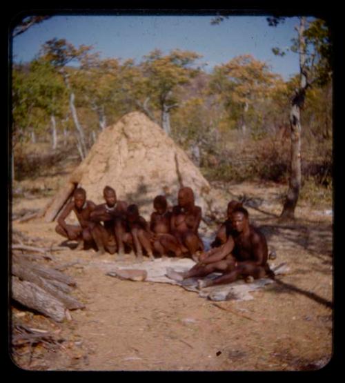 Meri Catinga sitting with his family in front of a hut, including Cauripé, Tschissungo, Tchime, Catchecucere, Muitohem and his wife, Pirululu