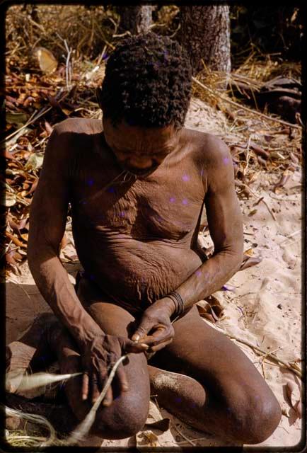 Oukwane working with string fibers