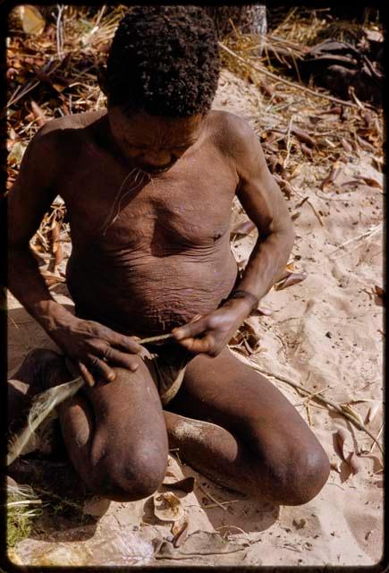 Oukwane working with string fibers