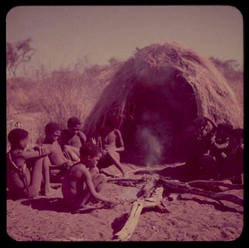 Marriage: /Gunda and N!ai sitting in front of their skerm with Xama (daughter of "Gao Helmet"), ≠Gisa (daughter of ≠Gao and Khwo//o-/Gasa), Tsamgao (≠Toma's son) and two boys with //guashis