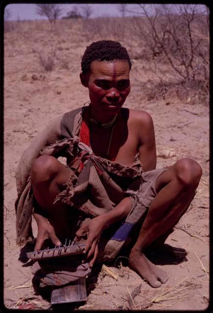 Dadum playing a sanza