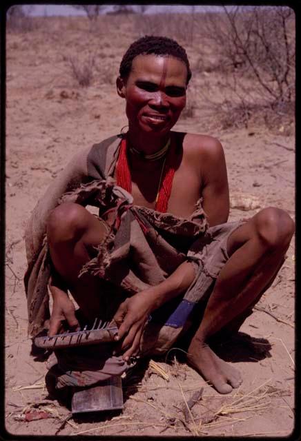 Dadum playing a sanza