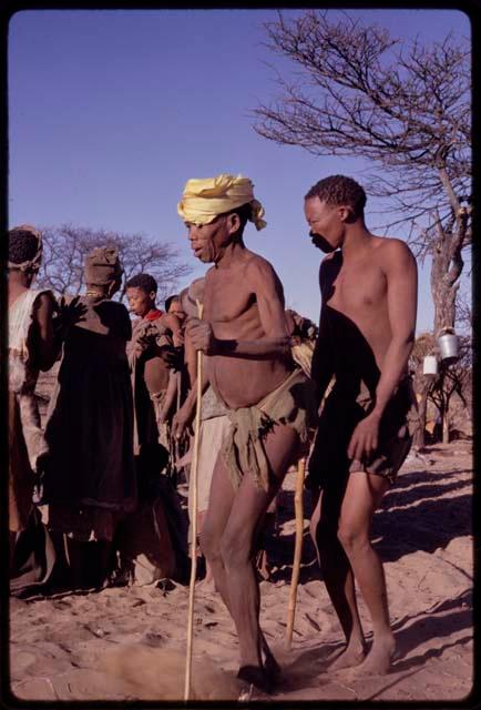 /Xoxa and Tama performing a social dance