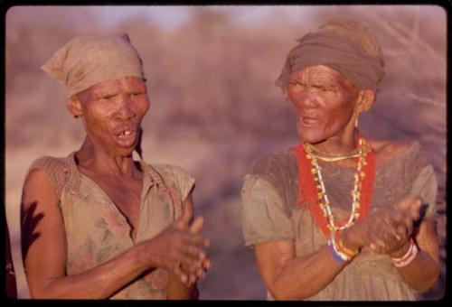 Sãõ?//e and Tomku clapping and singing at a social dance