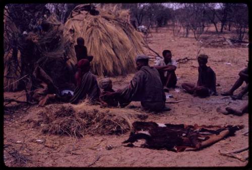 Group of people sitting behind a skerm on a cold morning