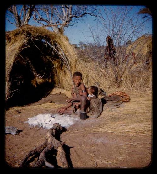 Woman with a baby, sitting in front of a skerm