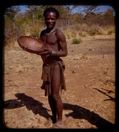 Mukolovandi holding a bowl