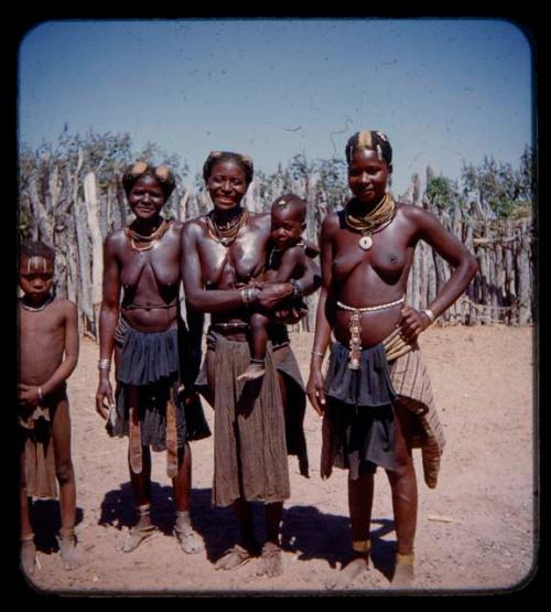 Women and children standing in a line in Vahinga Kraal