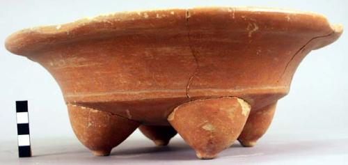 Plain red pottery dish, mammiform-tetrapod - Ulua bichrome?