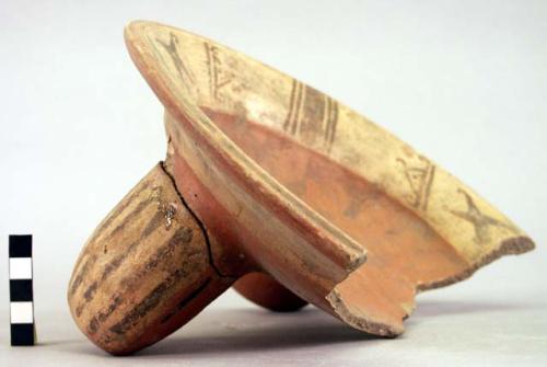 Fragments earthen dish, 3 legs