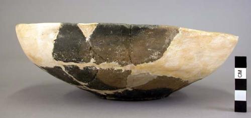 Profilated pottery bowl