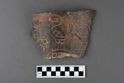 Incised dark potsherds