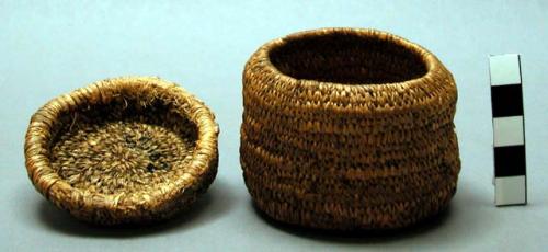 Small lidded grass basket