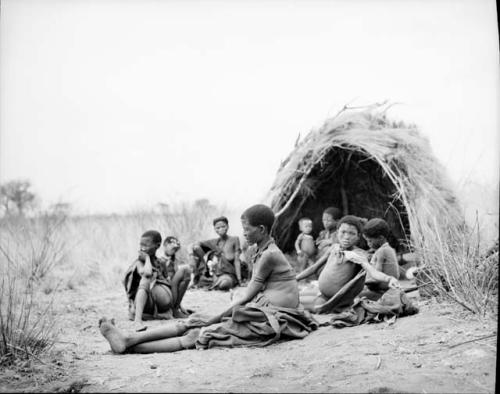 /Goishay sitting in front of her skerm with a group of people, including Khwo//o (/Goishay's mother), "Old /Gasa" (mother of /Goishay's husband, ≠Gao, and Gau), ≠Gisa and /Naoka