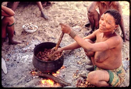 N!ai cooking mangettis in a pot