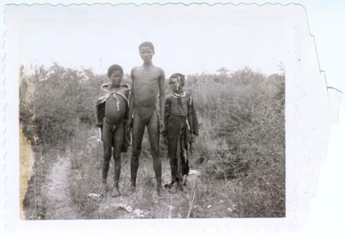 "/Gao Music" standing with his wife, ≠Nisa, and son, /Qui