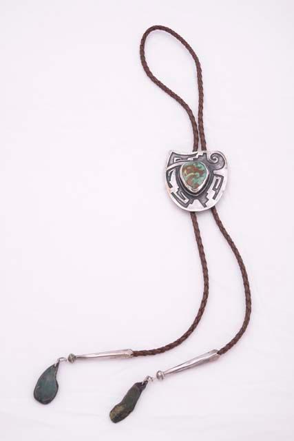 Bolo, shield-shaped, oxidized silver w/ geo. overlay des., central inlaid stone