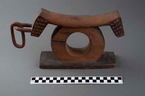 Wooden headrest, circular body