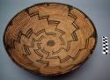 Medium-sized tray basket. Made of bear grass and devil's claw.