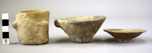 6 miniature pottery dishes, characteristic of oldest ("bothros") level