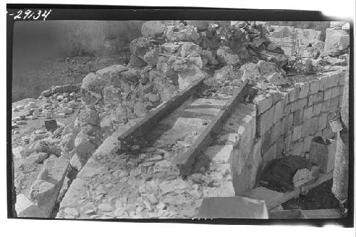 Caracol, steel rails placed above stone lintels of E. doorway.