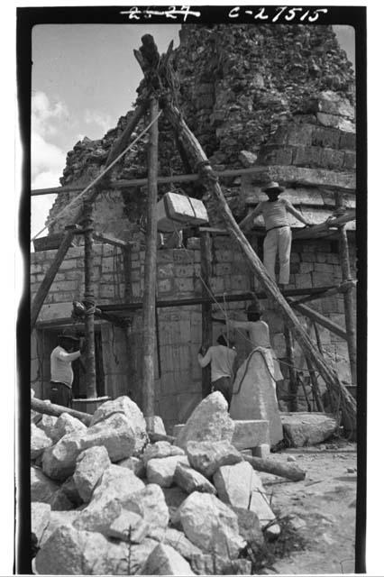 Caracol, Raising block to restore in 5-member cornice