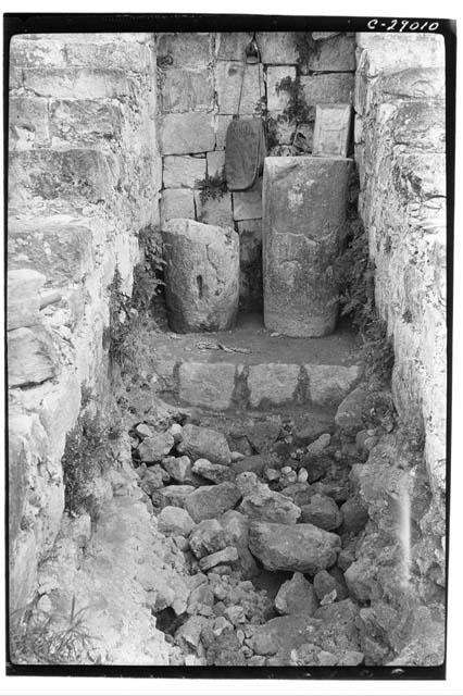 Niche between stairways of upper terrace, Caracol.