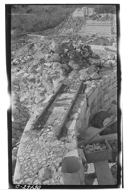 Caracol, steel rails placed above stone lintels of E. doorway.