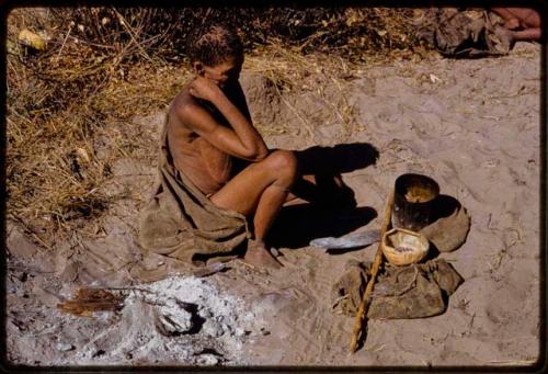 //Kuǂtera sitting with her possessions