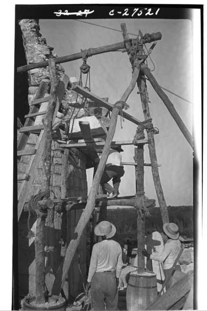 Caracol. Hoisting block into place in 5-member cornice