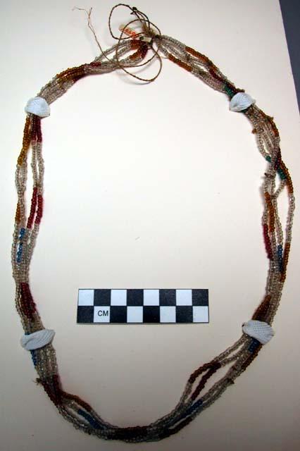 Woman's bead necklace in 4 strings